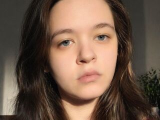 naked camgirl masturbating with vibrator CorneliaAdling