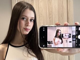 camgirl fingering shaved pussy MelissaMelis