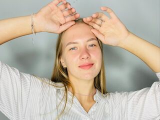 cam girl playing with sextoy BertaTurro