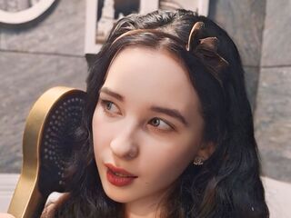 camslut showing tits EliseGianola