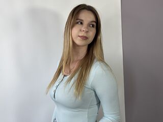 naked camgirl masturbating with vibrator EllenUnzueta