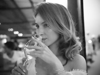 naughty camgirl fingering shaved pussy EthelynRose