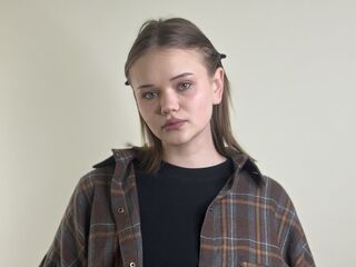 girl showing tits HeikeGraciano