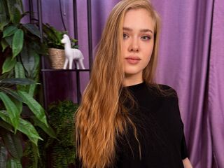 naked camgirl masturbating with dildo JuliMiu