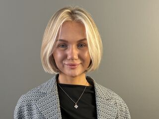 cam girl masturbating with sextoy KeriGarrard