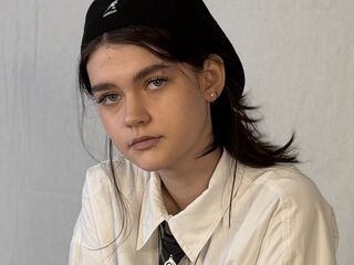 cam slut LeannMolineaux