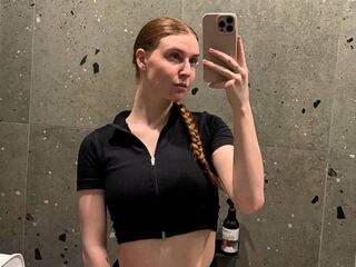camgirl showing pussy LessieNunz