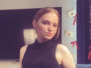 naked camgirl masturbating with dildo LoraKen