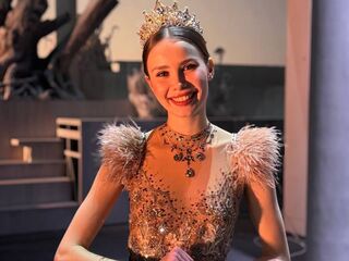 camslut fingering shaved pussy NylaPitarresi